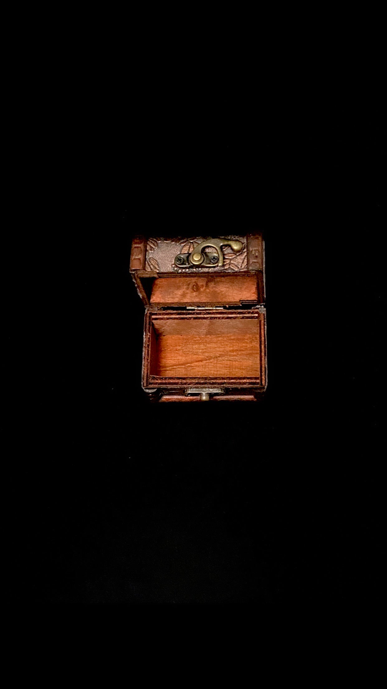 صندوق خشبي جميل